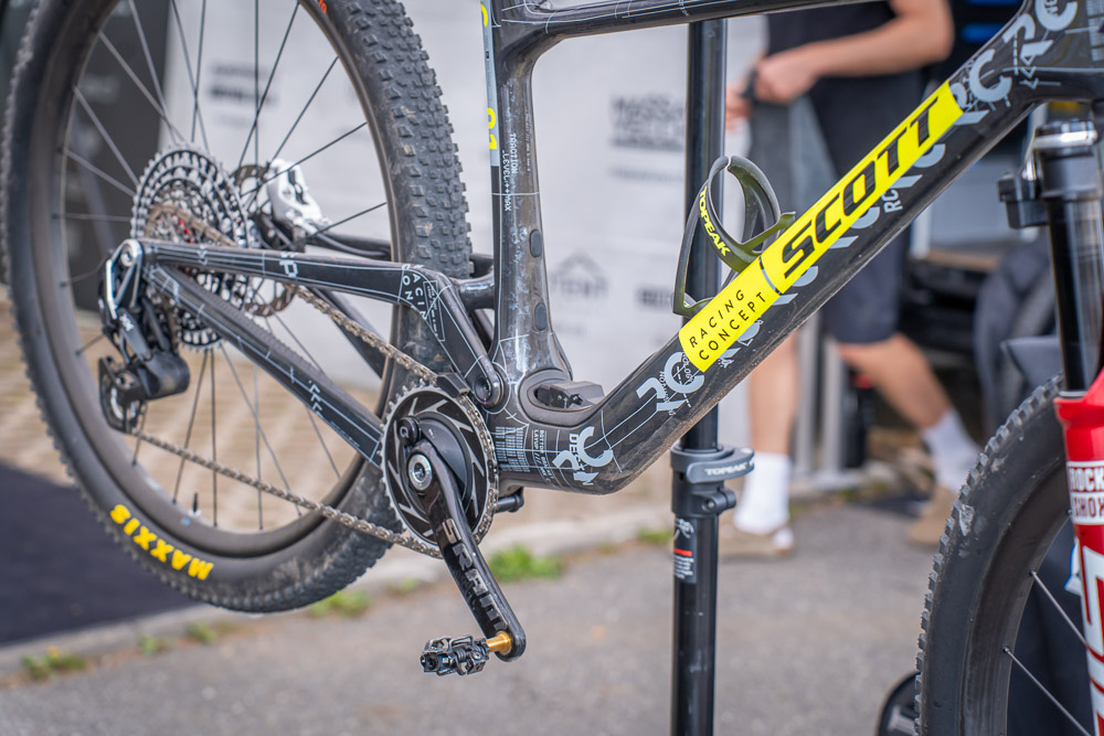 Scott Spark RC 2027 - výška stredu 339 mm a chainstay 440 mm